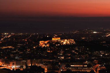Akropolis Atina 'da (Yunanistan) gün batımında. Şehir manzarası. Şehir Ligi