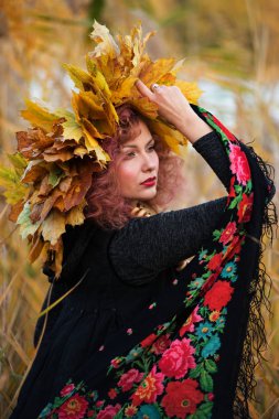 Yine modern Slav tarzı giyinmiş güzel bir genç kız.