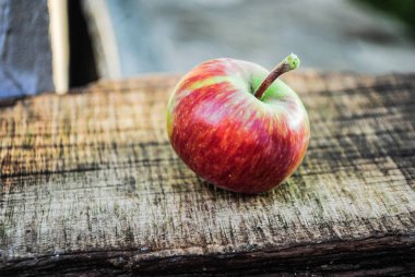 Ahşap arkaplanda kırmızı elma