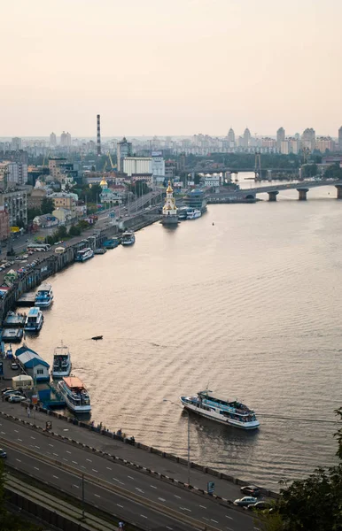Aussichtsplattform in Kiev mit Blick auf den Fluss Dnipro — Stockfoto