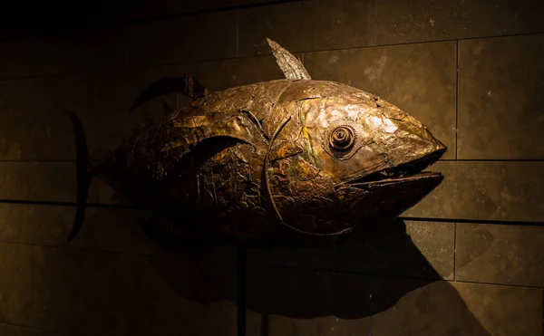 海洋污染条款 铁质和生锈的金枪鱼罐头 图库图片