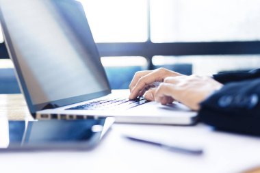 El ile parlak ışık gelen pencere mavi renk tonu ile iş veya teknoloji kavramı için iyi bilgisayarında çalışan iş adamı