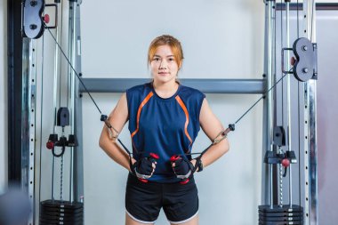 Çalışma dışarı ve yerel bir spor salonu, fitness eğitim genç sağlıklı yaşam tarzı ya da fitness kavramı için iyi Genç Asyalı kadın