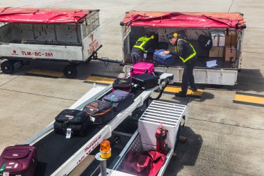 Chiang Mai, Tayland - 28 Haziran 2018 - Tay Lion Air yer personeli yük yolcu Bagaj Chiang Mai Uluslararası Havaalanı, Tayland at üzerinde 28 Haziran 2018 konveyör ile uçakta