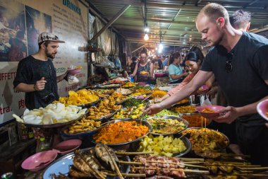Luang Prabang, Laos - 28 Haziran 2018 - insanlar gıda vejetaryen açık büfe seçimde Luang Prabang gece pazarı üzerinde 28 Haziran 2018 yılında Luang Prabang, Laos seçtikten tadını çıkarın