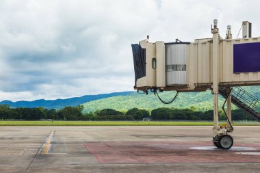 Jetbridge veya yolcu yatılı Köprüsü, Pbb, Chiang Mai Uluslararası Havaalanı'nda gelen uçak bekliyor standları
