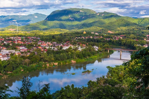 Güzel gün batımı ışık arka plan dağlar banyo ile Laos Luang Prabang ve Nam Han Nehri görünümünü