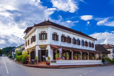 Luang Prabang, Laos - 29 Haziran 2018 - eski bina Saynamkhan River View otelin güzel güneşli mavi gökyüzü içinde Dünya Miras şehir Luang Prabang, Laos üzerinde 29 Haziran 2018 karşı duruyor.