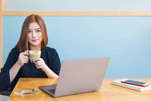 Счастливая Молодая Азиатская Бизнесвумен Наслаждающаяся Горячим Кофе Работая Компьютером Офисе — стоковое фото