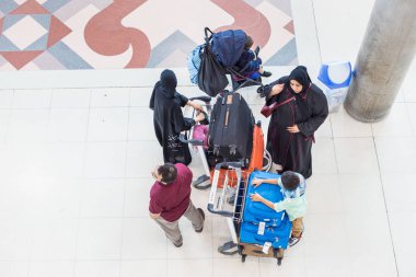 Bangkok, Tayland - 21 Temmuz 2018 - Orta Doğu aile bir grup beklemek onların Bagaj ile havaalanında itme arabaları Suvarnaphomi Uluslararası Havaalanı'nda 21 Temmuz 2018