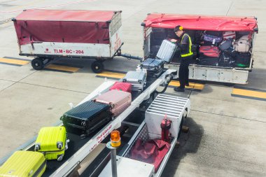 Chiang Mai, Tayland - 28 Haziran 2018 - Tay Lion Air yer personeli yük yolcu Bagaj Chiang Mai Uluslararası Havaalanı, Tayland at üzerinde 28 Haziran 2018 konveyör ile uçakta