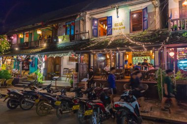 Luang Prabang, Laos - 28 Haziran 2018 - ünlü caddesi, Sakkaline yolu Luang Prabang, Laos, içinde geceleri yerli halk ve turistler 28 Haziran 2018 üzerinde dükkan ve restoranlar ziyaret ile canlı olur