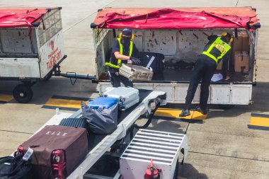Chiang Mai, Tayland - 28 Haziran 2018 - Tay Lion Air yer personeli yük yolcu Bagaj Chiang Mai Uluslararası Havaalanı, Tayland at üzerinde 28 Haziran 2018 konveyör ile uçakta