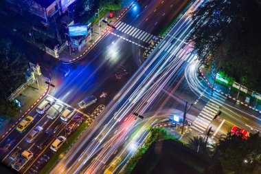 Bangkok, Tayland, 6 Temmuz 2017 - Bangkok gece gösterileri çok arabalar ve uzun exposured vehical ışık yollar Bangkok, Tayland, sokak bir kavşak üzerinde 6 Temmuz 2017, meşgul traffice havadan görünümü