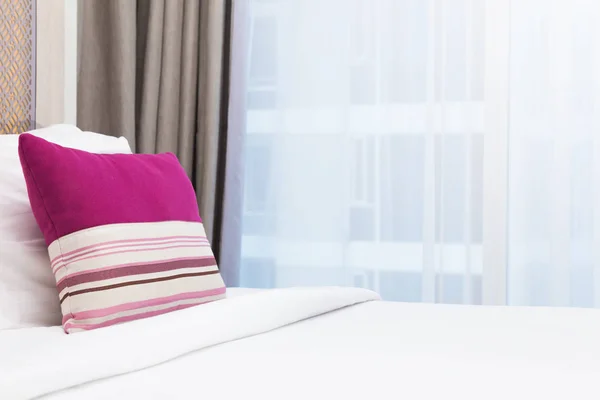 Roze Streep Kussen Witte Bed Een Brighly Verlicht Slaapkamer Met — Stockfoto