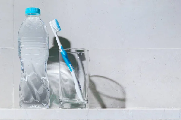 Cepillo Dientes Blanco Limpio Con Adorno Azul Vidrio Bebida Transparente —  Fotos de Stock