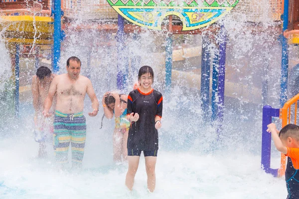Phuket Thailand Juli 2017 Glückliche Touristen Genießen Splash Jungle Water — Stockfoto