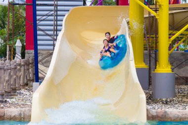 Phuket, Tayland - 8 Temmuz 2017 - Asyalı kadın gençler su kaydırıcı Splash orman su parkında Phuket, Tayland için double flatör üzerinde aşağı 8 Temmuz 2017 üzerinde slayt