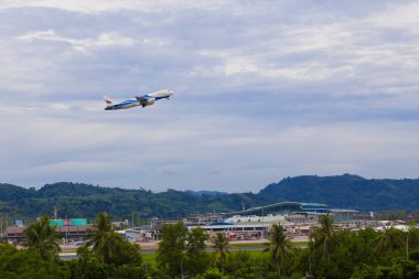 8 Temmuz 2017 Phuket Uluslararası Havalimanı Phuket, Tayland, Phuket, Tayland - 8 Temmuz 2017 - Bangkok Airways uçağı çıkartıyor