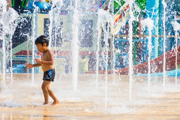 Pataya Таїланд Липня 2016 Хлопчик Подобається Грати Підлоги Води Фонтан — стокове фото