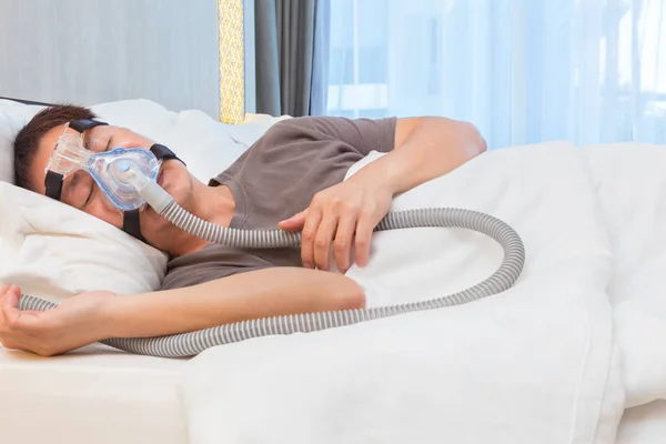 Homem Asiático Usando Máscara Cpap Conectando Mangueira Dormindo Sua Cama — Fotografia de Stock