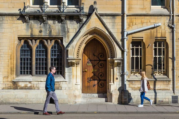 Oxford England April 2017 People Walk Street Oxford University Fine — Stock Photo, Image