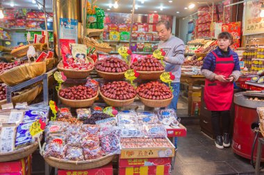 Xian, Çin - 10 Mart 2018 - kurutulmuş meyve ve çerez gıda satıcıları hazırlamak ve müşterilerine Xian, Çin kendi dükkanında 10 Mart 2018 üzerinde bekleyin