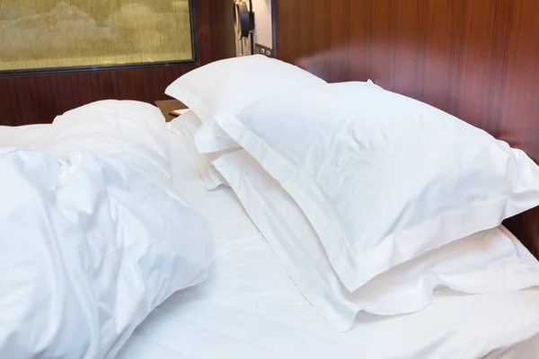 白いシートと古い寝室で枕整えられていないベッド — ストック写真
