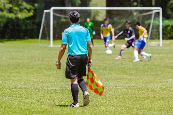 Voetbal Voetbal Lijnwerker Scheidsrechter Kijken Actie Een Jongen Jeugd Spel — Stockfoto