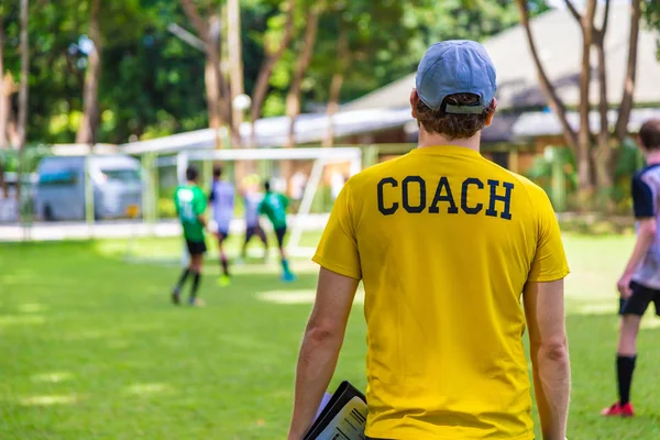 Rückansicht Eines Männlichen Fußball Oder Fußballtrainers Gelbem Hemd Mit Worttrainer — Stockfoto