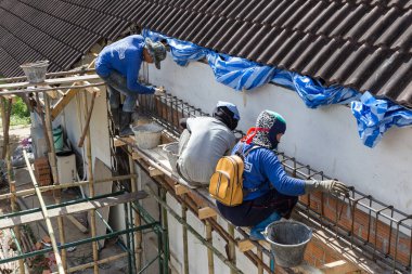 Chiang Mai, Tayland - 13 Ağustos 2018 - erkek ve kadın inşaat işçileri demiri çelikler beton kirişler ve colunms ve ev yapımı Chiang Mai, Tayland tarihinde 13 Ağustos 2018 hazırlamak