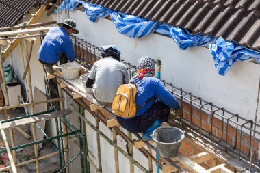 Chiang Mai, Tayland - 13 Ağustos 2018 - erkek ve kadın inşaat işçileri demiri çelikler beton kirişler ve colunms ve ev yapımı Chiang Mai, Tayland tarihinde 13 Ağustos 2018 hazırlamak