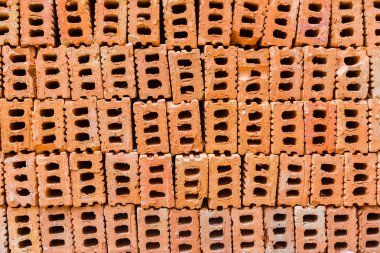 ortasında delik gösterilen inşaat tuğla yığını