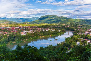 Şehir boyunca Han Nehri, Luang Phusri dağdan görülen Prabang, Laos, görünümünü