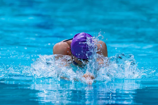 Mannelijke Zwemmer Werken Zijn Schoolslag Bij Een Lokale Zwembad Een — Stockfoto