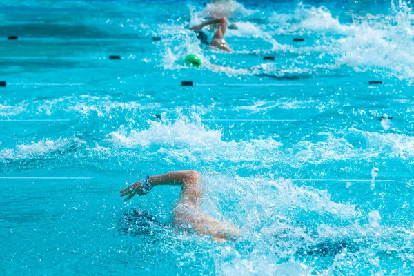Manliga Simmare Arbetar Sin Freestyle Simning Lokal Pool Solig Dag — Stockfoto