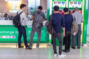 Bangkok, Tayland - 21 Temmuz 2018 - Asya Erkekler doğrultusunda sabırla Atm mahine Suvannaphumi Uluslararası Havaalanı Bangkok, Tayland için 21 Temmuz 2018 üzerinde kullanmak için bekleyin