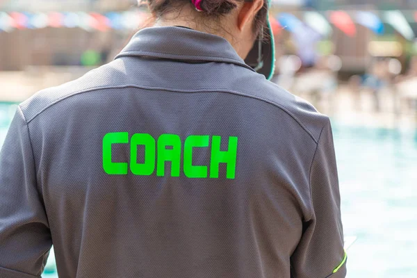 Achteraanzicht Van Vrouwelijke Zwemmen Sport Coach Het Dragen Van Coach — Stockfoto