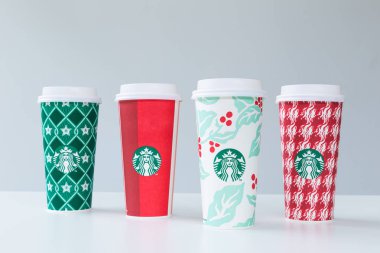 Chiang Mai, Tayland - 31 Aralık 2018 - Starbucks ev tatil 2018 Chiang Mai, Tayland Deember 31, beyaz arka plan beyaz masada bardak çeşitli tasarımlar sıraya al