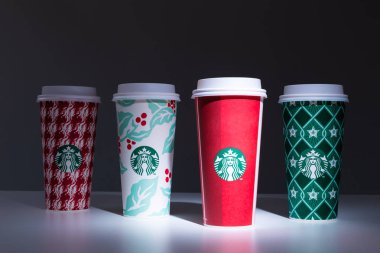 Chiang Mai, Tayland - 31 Aralık 2018 - Starbucks ev tatil 2018 Chiang Mai, Tayland Deember 31, koyu arka plan beyaz masada bardak çeşitli tasarımlar sıraya al