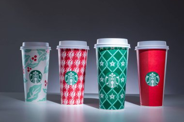 Chiang Mai, Tayland - 31 Aralık 2018 - Starbucks ev tatil 2018 Chiang Mai, Tayland Deember 31, beyaz arka plan beyaz masada bardak çeşitli tasarımlar sıraya al