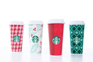 Chiang Mai, Tayland - 31 Aralık 2018 - Starbucks ev tatil 2018 Chiang Mai, Tayland Deember 31, beyaz arka plan beyaz masada bardak çeşitli tasarımlar sıraya al
