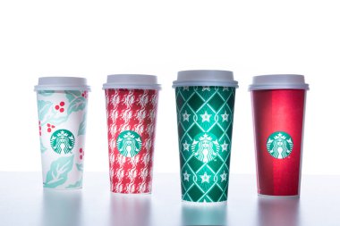 Chiang Mai, Tayland - 31 Aralık 2018 - Starbucks ev tatil 2018 Chiang Mai, Tayland Deember 31, beyaz arka plan beyaz masada bardak çeşitli tasarımlar sıraya al