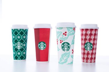 Chiang Mai, Tayland - 31 Aralık 2018 - Starbucks ev tatil 2018 Chiang Mai, Tayland Deember 31, beyaz arka plan beyaz masada bardak çeşitli tasarımlar sıraya al