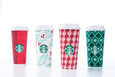 Chiang Mai, Tayland - 31 Aralık 2018 - Starbucks ev tatil 2018 Chiang Mai, Tayland Deember 31, beyaz arka plan beyaz masada bardak çeşitli tasarımlar sıraya al