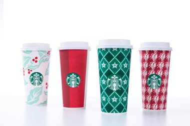 Chiang Mai, Tayland - 31 Aralık 2018 - Starbucks ev tatil 2018 Chiang Mai, Tayland Deember 31, beyaz arka plan beyaz masada bardak çeşitli tasarımlar sıraya al