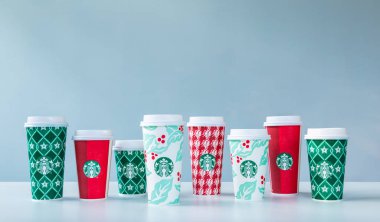 Chiang Mai, Tayland - 31 Aralık 2018 - Starbucks ev tatil Chiang Mai, Tayland tarihinde 31 Aralık 2018 açık renk arka plan beyaz masada bardak çeşitli tasarımlar sıraya al