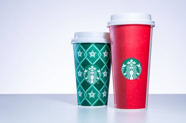 Chiang Mai, Tayland - 31 Aralık 2018 - Starbucks ev tatil Chiang Mai, Tayland tarihinde 31 Aralık 2018 beyaz arka plan beyaz masada bardak çeşitli tasarımlar sıraya al