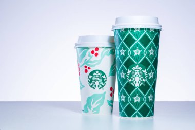Chiang Mai, Tayland - 31 Aralık 2018 - Starbucks ev tatil Chiang Mai, Tayland tarihinde 31 Aralık 2018 beyaz arka plan beyaz masada bardak çeşitli tasarımlar sıraya al