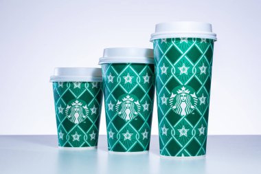 Chiang Mai, Tayland - 31 Aralık 2018 - Starbucks ev tatil 2018 Chiang Mai, Tayland Deember 31, beyaz arka plan beyaz masada bardak çeşitli tasarımlar sıraya al